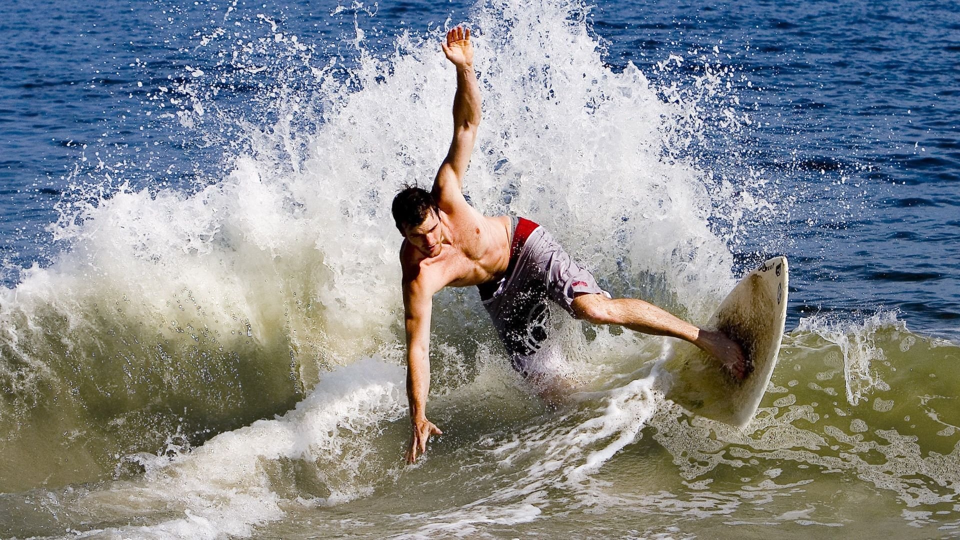 “武汉马拉松:全球马拉松爱好者齐聚赛场”